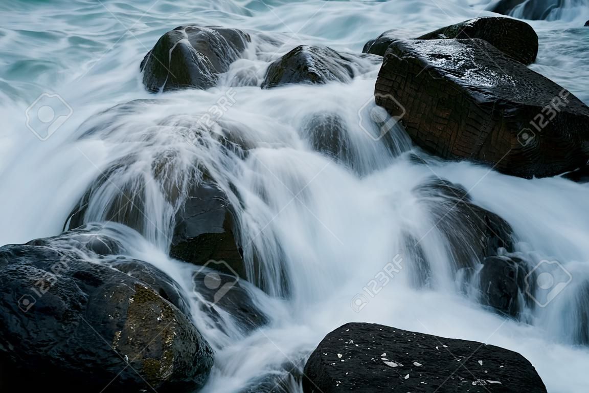 湍急的河水水流過岩石