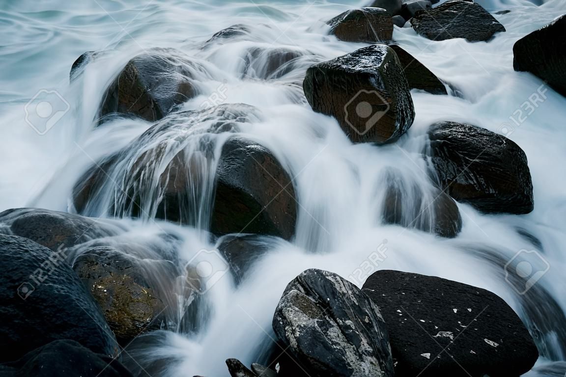 湍急的河水水流過岩石