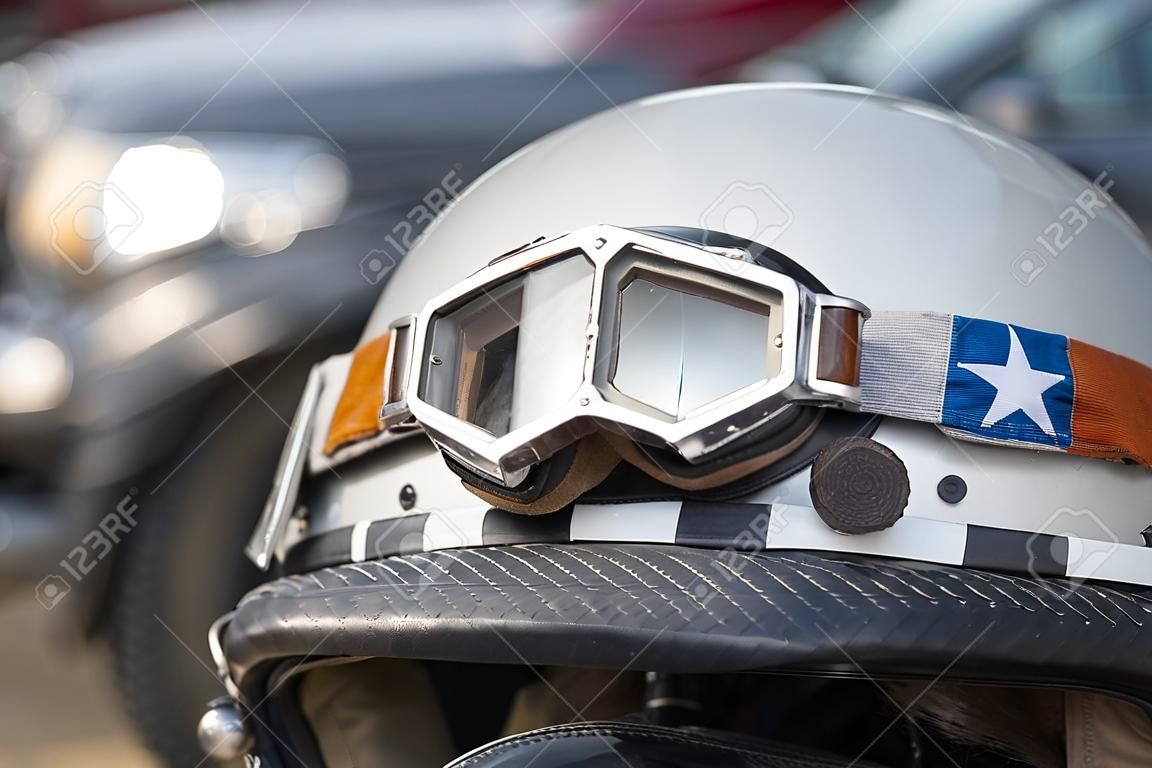 O capacete da motocicleta oldtimer encontra-se na motocicleta