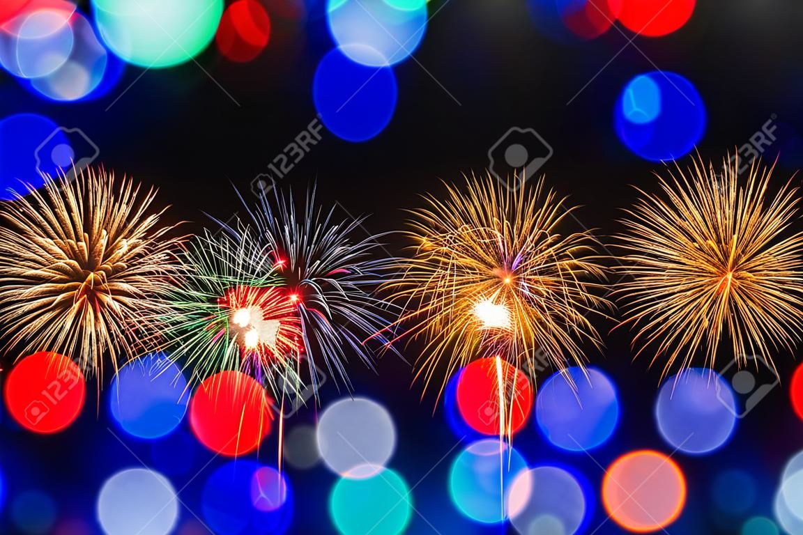 fogos de artifício coloridos com fundo colorido bokeh, conceito de celebração