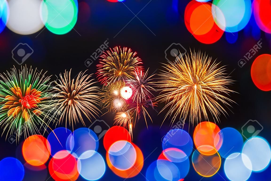 fogos de artifício coloridos com fundo colorido bokeh, conceito de celebração