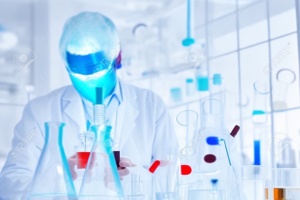 concetto di ricerca e sviluppo di laboratorio da parte di uno scienziato maschio con vetreria di laboratorio, effetto a doppia esposizione, chimica sperimentale e farmaco