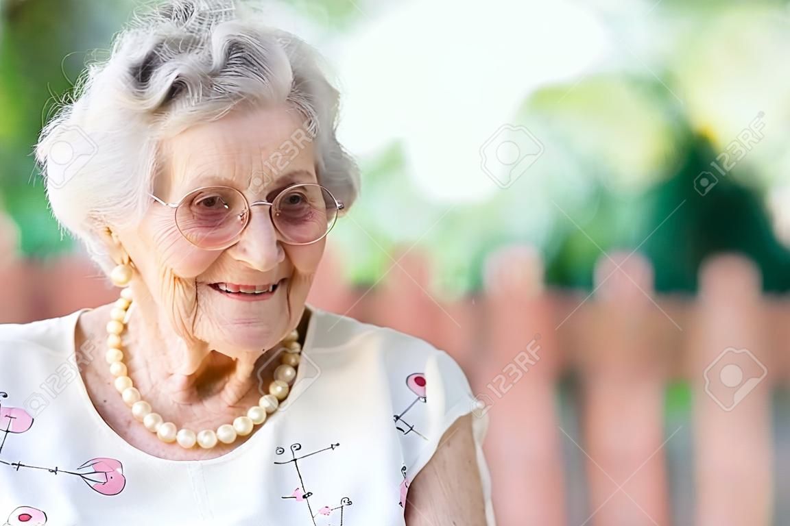 Gülümseyen bir yaşlı kadının portresi