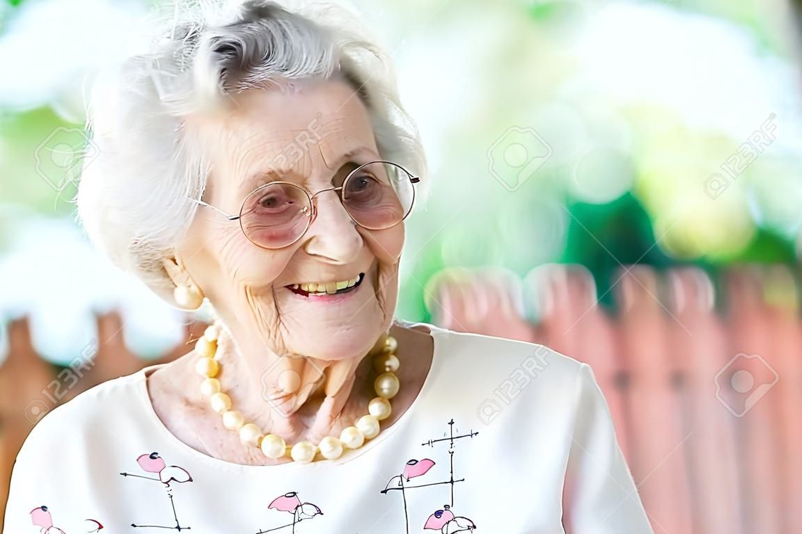 Portret van een glimlachende oudere vrouw