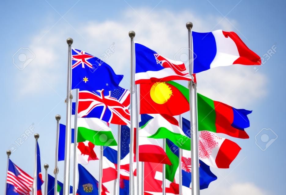 Bandiere di tutto il mondo felicemente soffia nel vento.