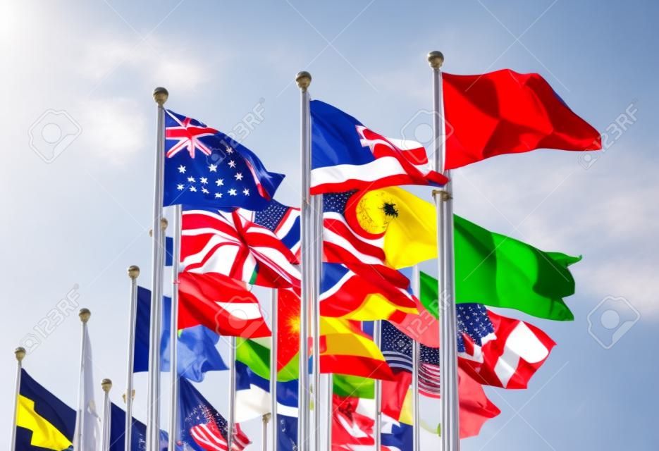 Bandiere di tutto il mondo felicemente soffia nel vento.