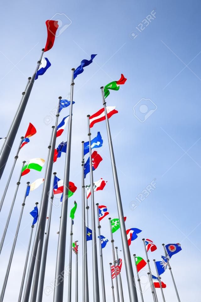 세계의 깃발 행복하게 부는 바람에.