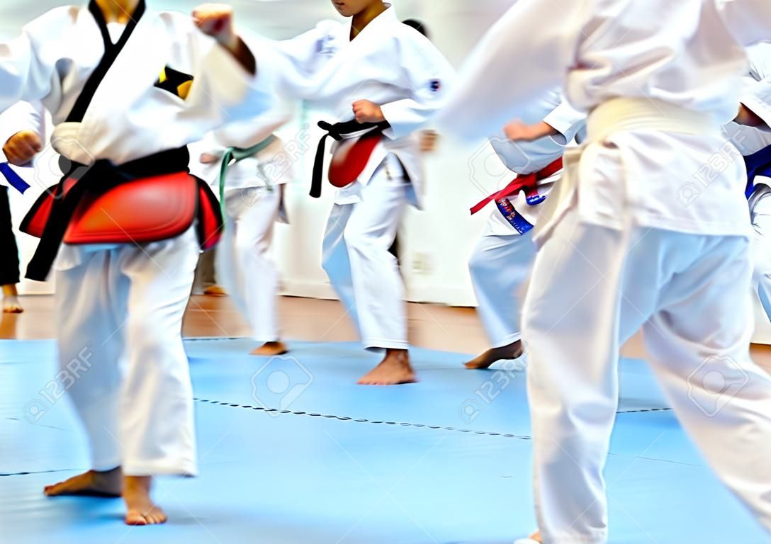 Ludzie w treningu sztuk walki wykonywania Taekwondo. motion blur