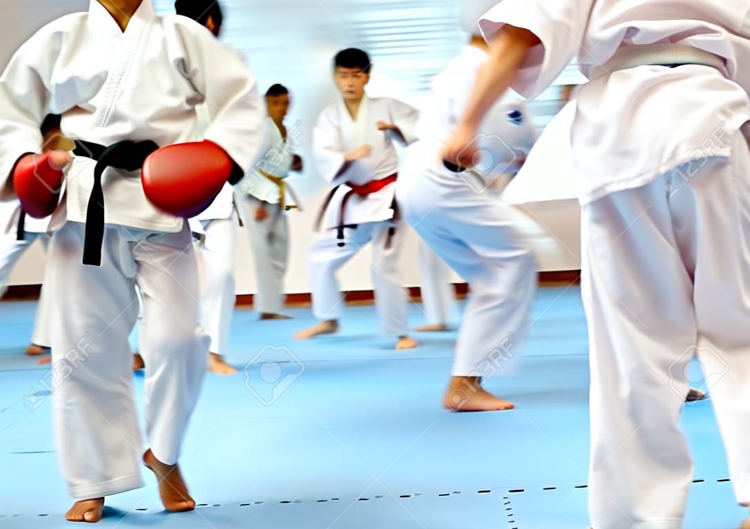 La gente en el entrenamiento de artes marciales ejercicio de Taekwondo. el desenfoque de movimiento