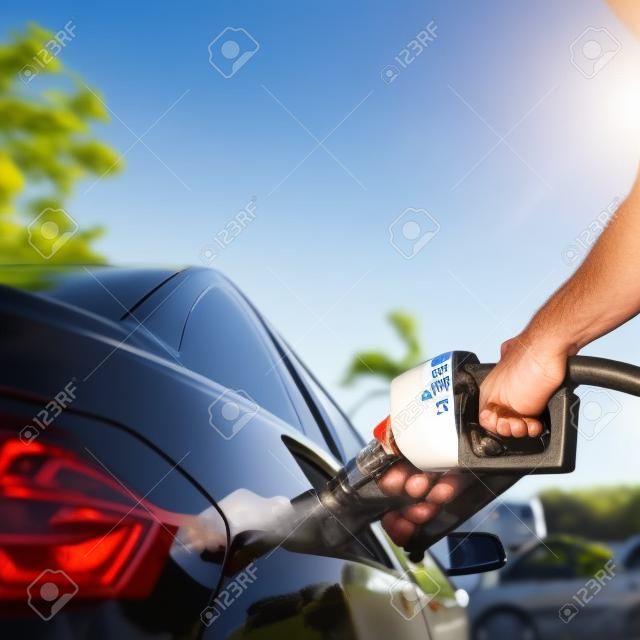 Rellenar a mano el coche con combustible.