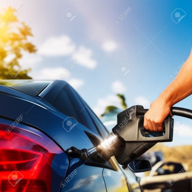 Hand Nachfüllen das Auto mit Kraftstoff.
