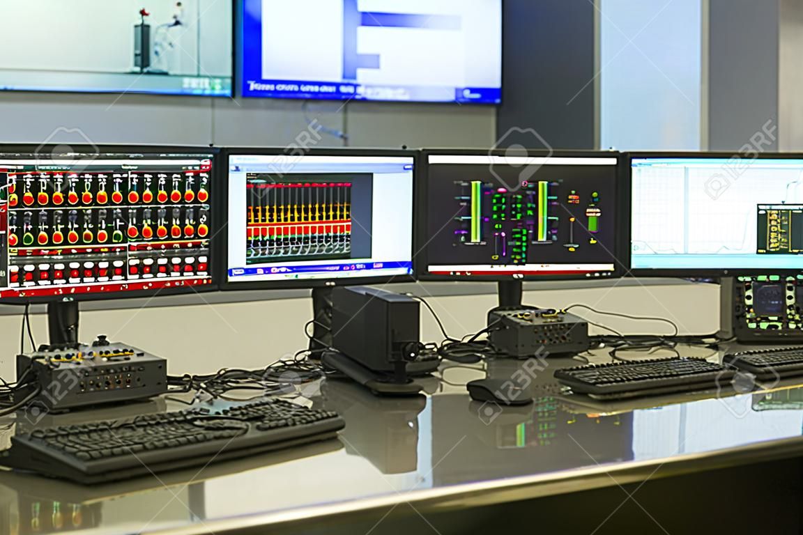 Salle de contrôle moderne des plantes et des écrans d'ordinateur