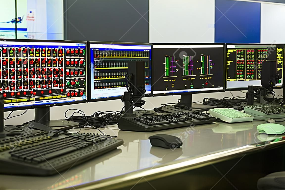 Salle de contrôle moderne des plantes et des écrans d'ordinateur
