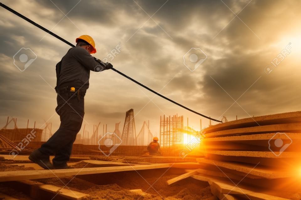 Строительный рабочий на строительной площадке