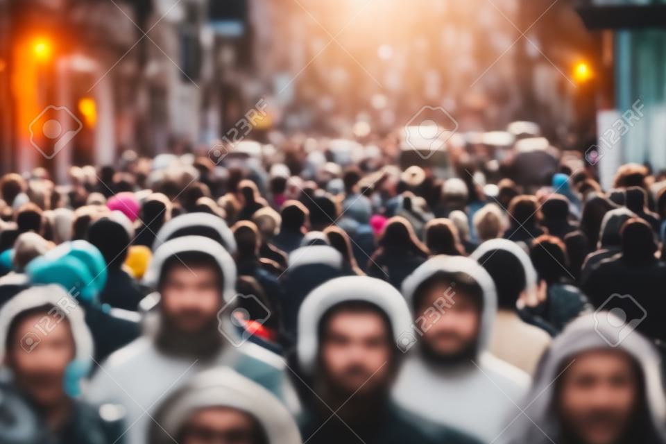 Multidão borrada de irreconhecível na rua