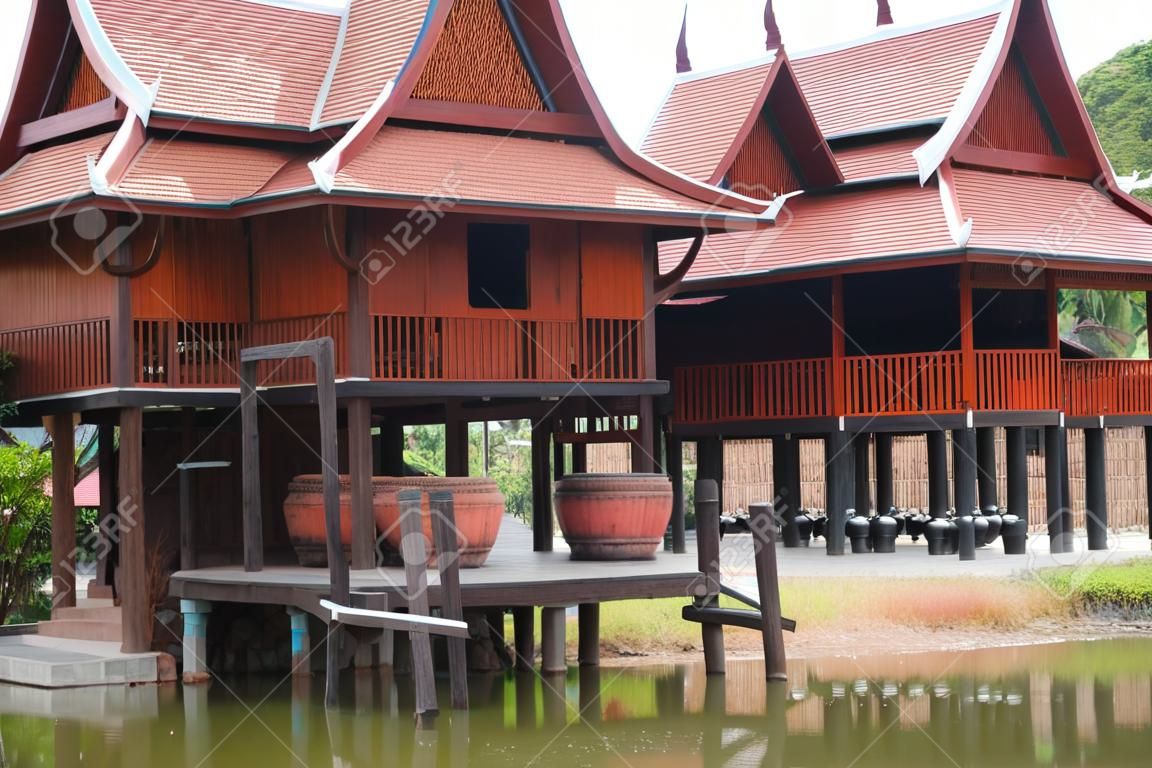 Kanjanaburi タイの伝統的なタイの木造住宅