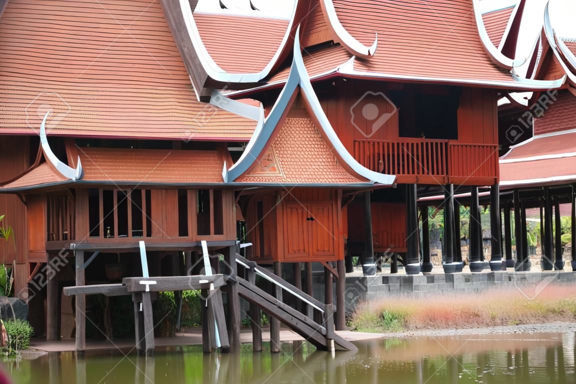 Kanjanaburi タイの伝統的なタイの木造住宅