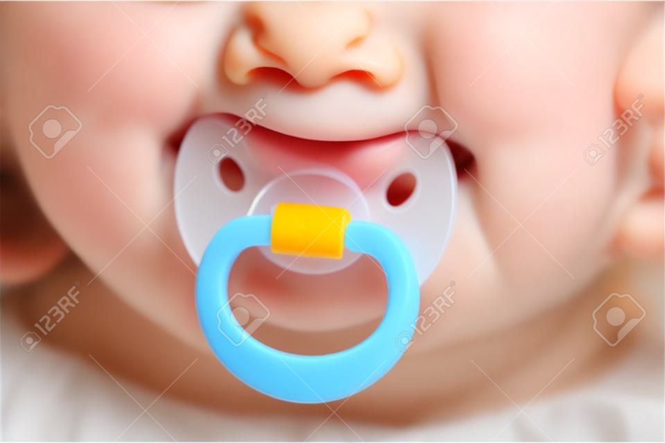 Kleines Kind junge und Kunststoff Baby Schnuller Schnuller