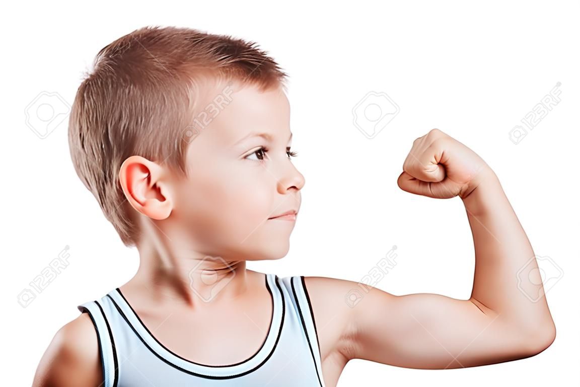 Schoonheid glimlachen sport kind jongen tonen zijn hand biceps spieren kracht wit geïsoleerd
