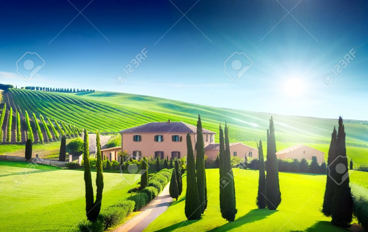 Toscane landschap met typische boerderij, Italty