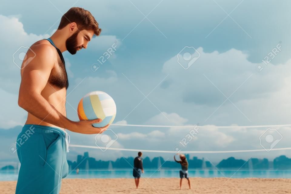 Cara jovem pensativo com barba descansando na praia de verão