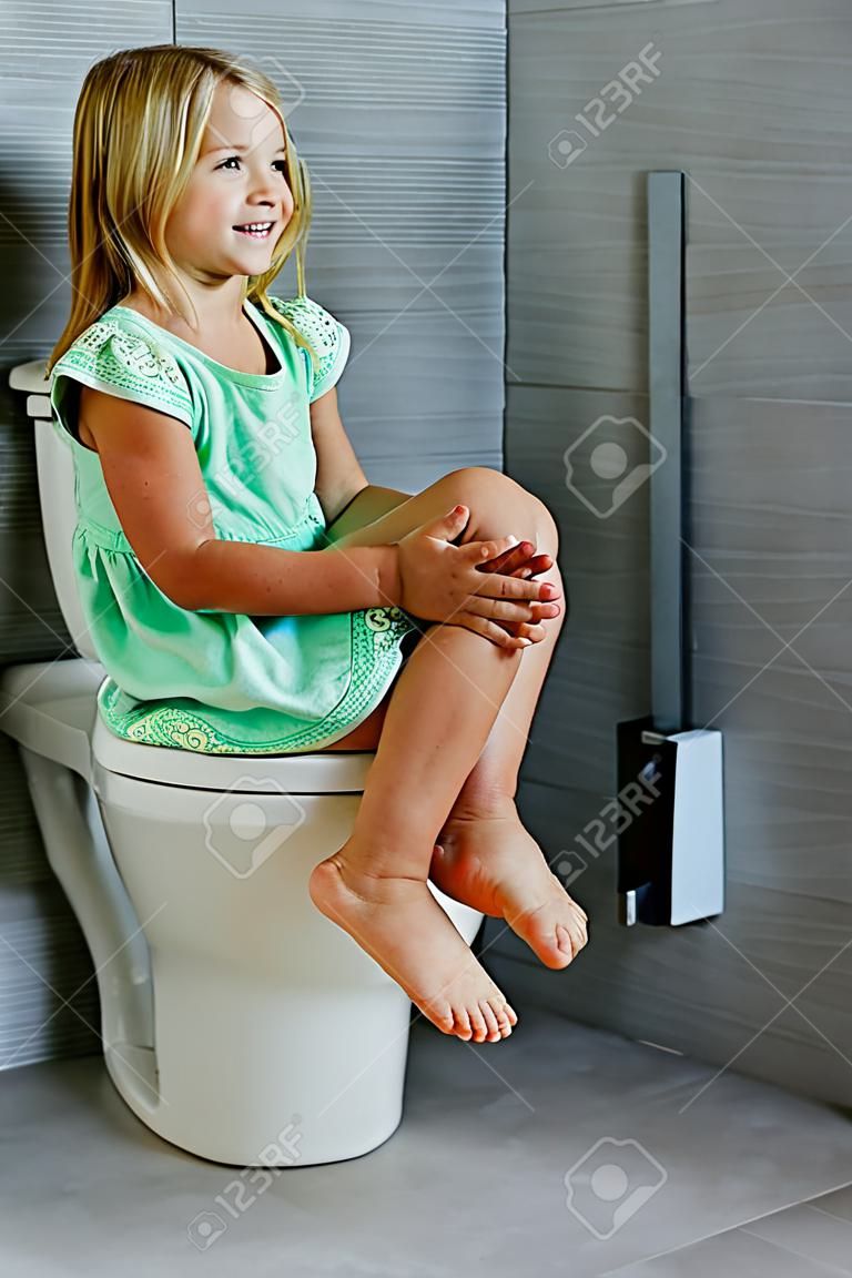 Heureuse jeune fille dans les toilettes à la salle de bain
