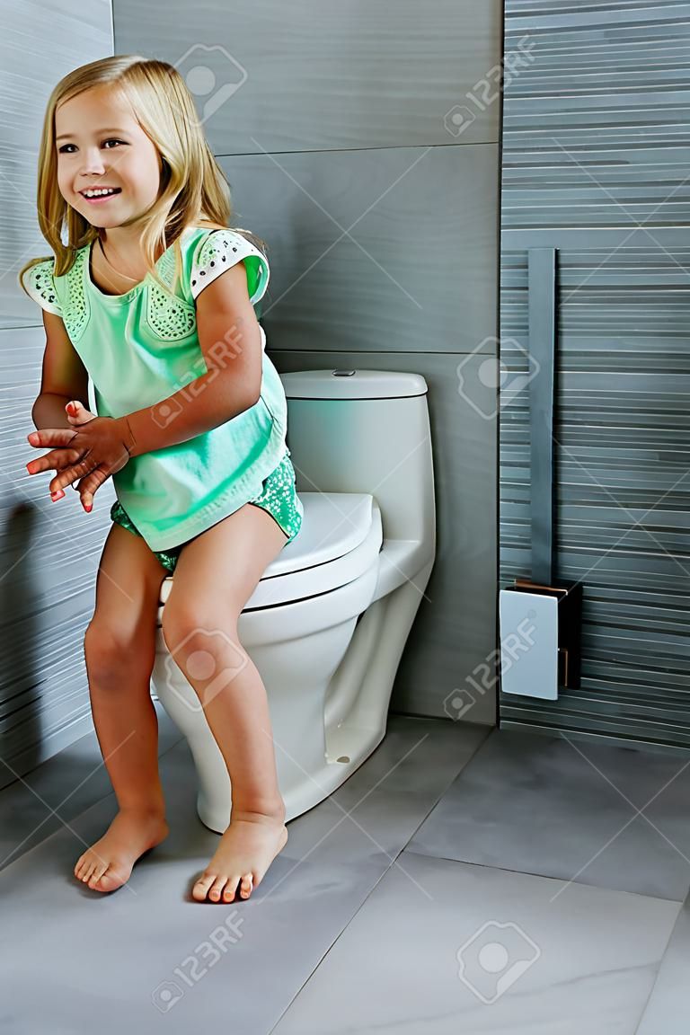 Heureuse jeune fille dans les toilettes à la salle de bain
