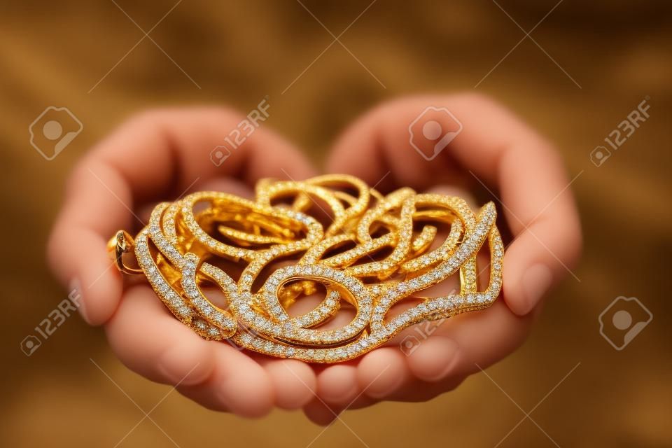 gouden sieraden in vrouwelijke handen.