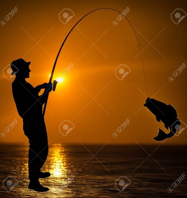 Fisherman fogott egy halat sziluett