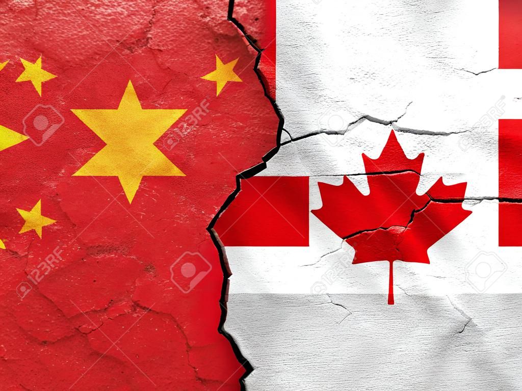 中国とカナダがひび割れたコンクリートに旗を立て(国際紛争概念)