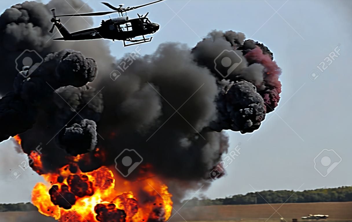 Helicóptero militar moderno, tiro a blancos terrestres