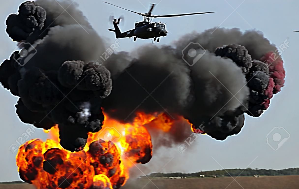 Helicóptero militar moderno, tiro a blancos terrestres