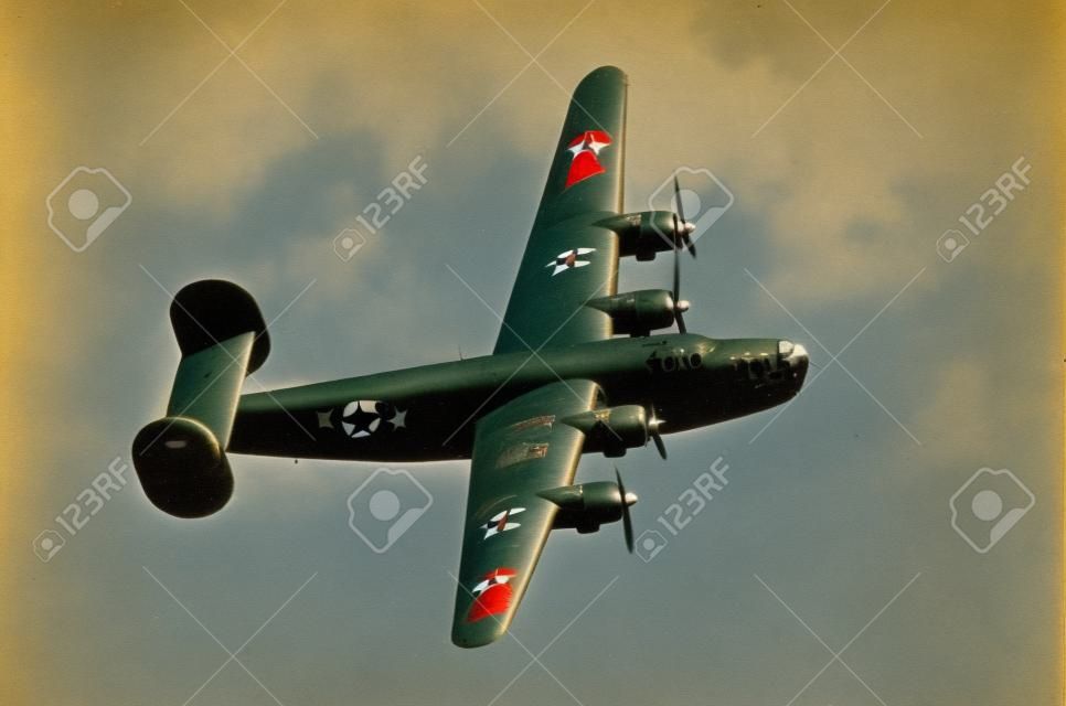 Epoki II wojny Å›wiatowej ciÄ™Å¼ki bombowiec amerykaÅ„ski na starym porysowanych fotografii