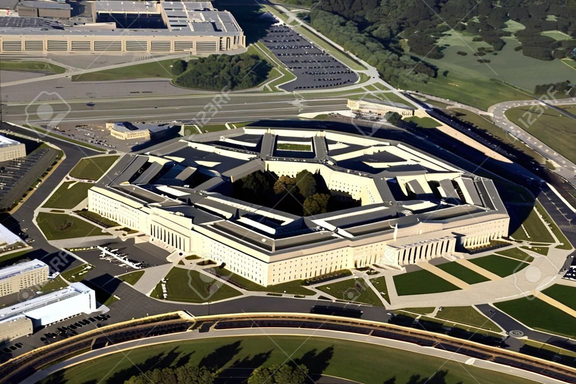 Pentagono degli Stati Uniti nell'edificio di Washington DC guardando in basso vista aerea dall'alto