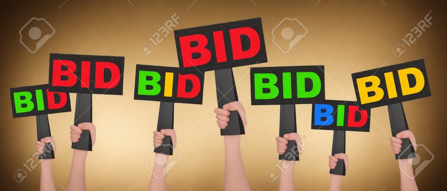 Руки держат BID знак купить с аукциона