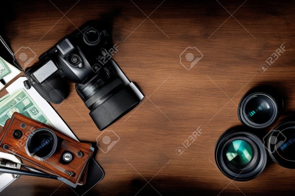 Escritorio de fotógrafos en el que se encuentran sus instrumentos y efectivo, vista superior.