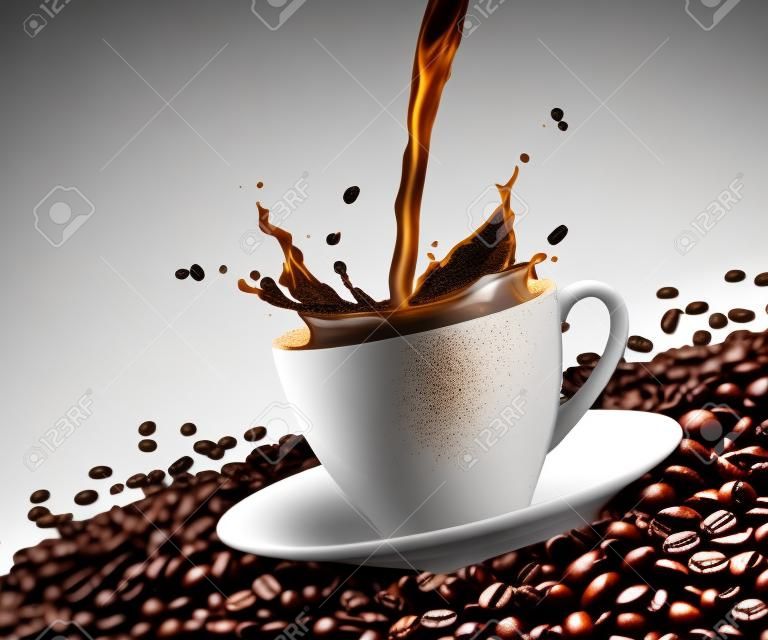 taza de café con splash rodeado de granos de café