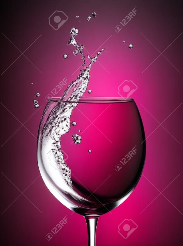 白で隔離赤ワインのガラス