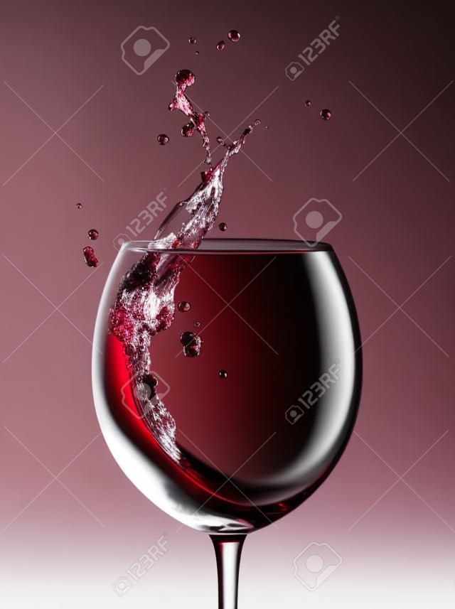 pohár fröccsenő vörösbor elszigetelt fehér