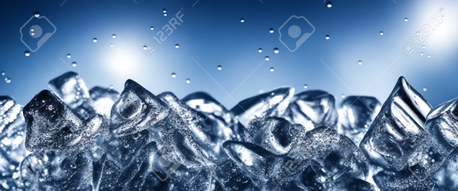 Blocos de gelo contra fundo preto com gotas de água