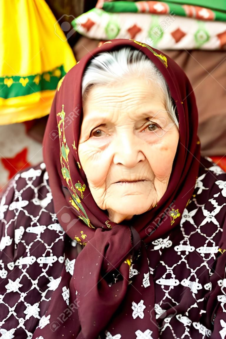 Retrato de una anciana rumana en su casa.