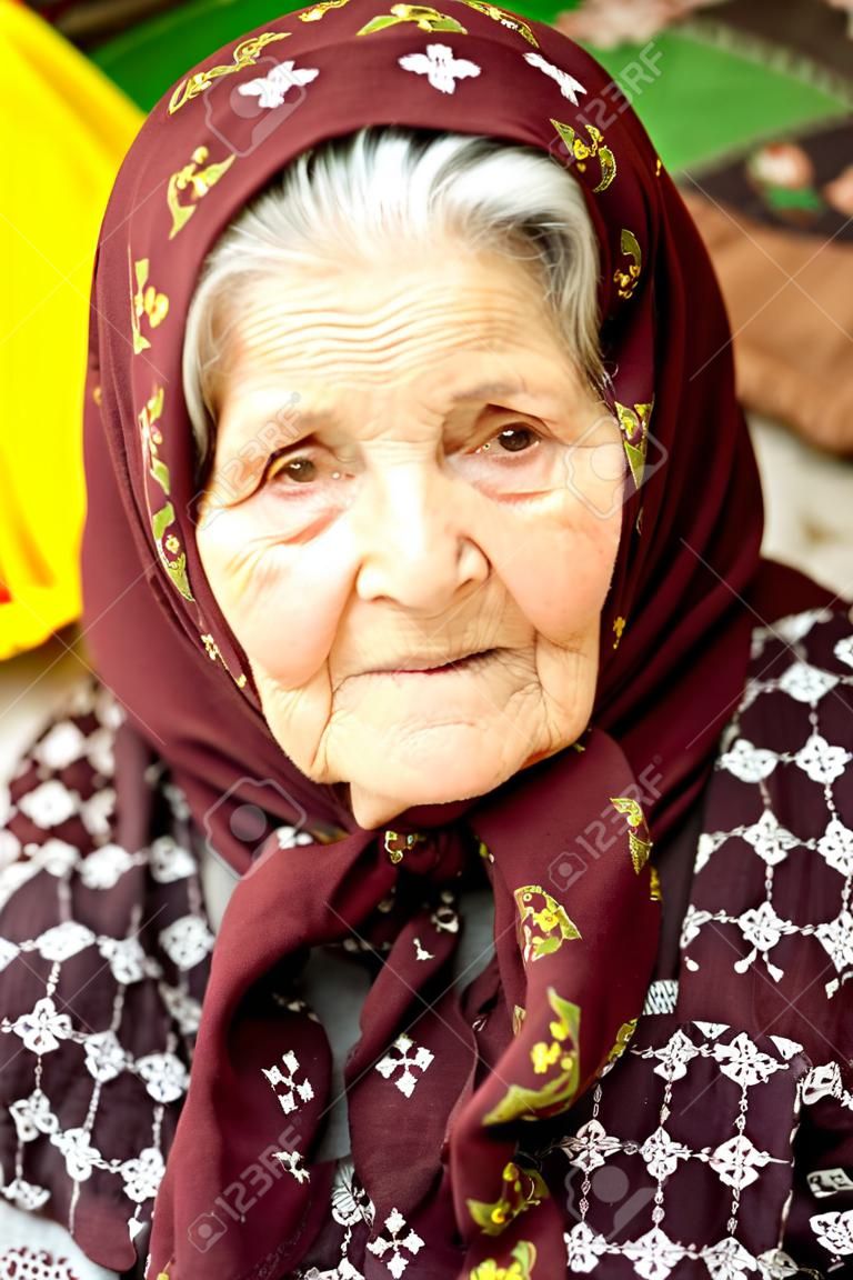 Retrato de una anciana rumana en su casa.
