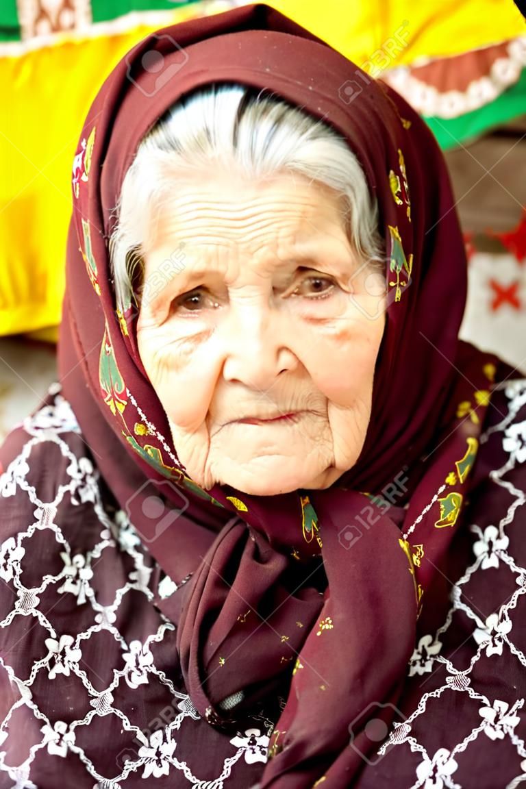 그녀의 집에 오래 된 루마니아어 여자의 초상화.