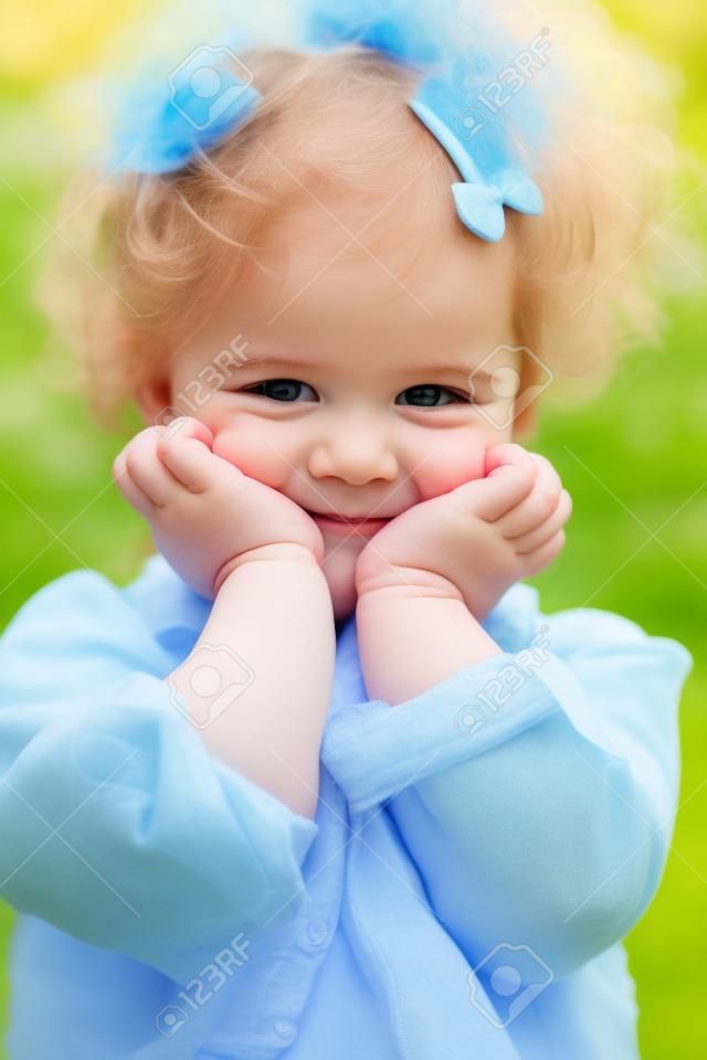 Portrait eines glücklichen zwei Jahre alte Mädchen im Freien.