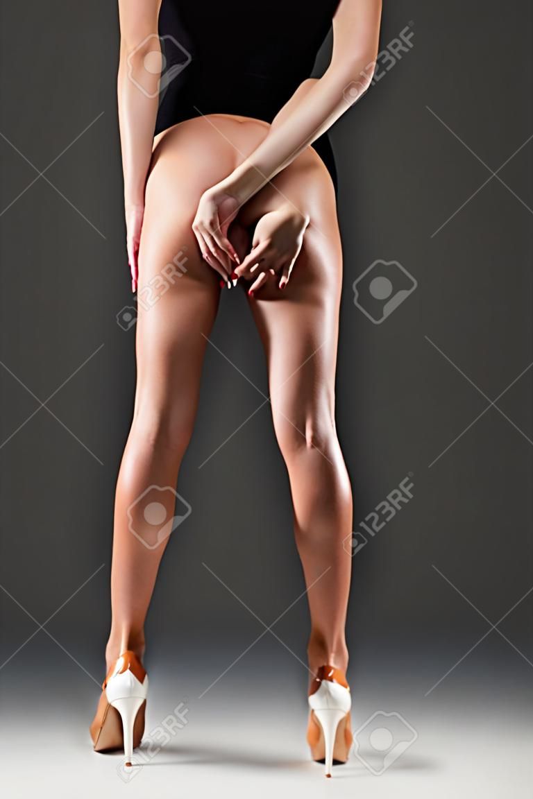 Hermosas piernas de la mujer joven