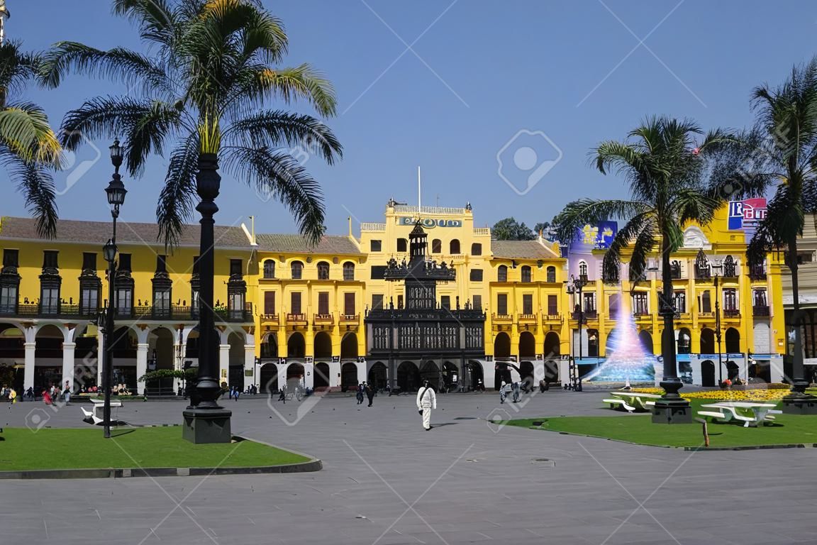 Plaza Mayor (anteriormente, Plaza de Armas) en Lima, Perú con el árbol de navidad, en un día soleado.
