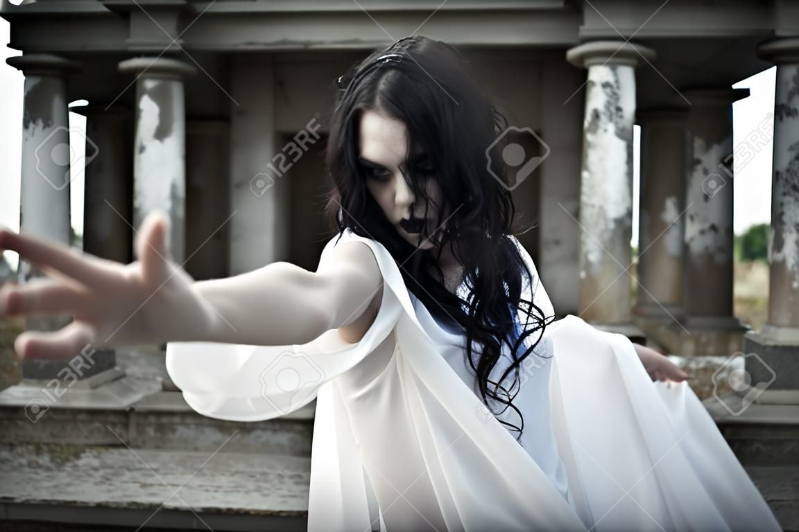 Ziemlich gothic girl auf einem Friedhof