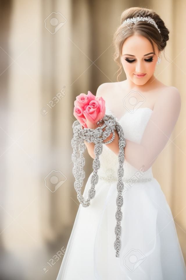 Retrato de la novia bonita joven delimitada por cadenas