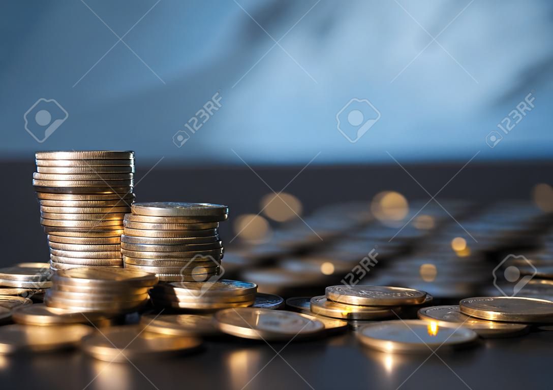 은행 및 돈 거래. 짙은 파란색 흐릿한 배경에 다양한 조합으로 쌓인 황금 금속 동전. 세르비아 금속 동전, 복사 공간