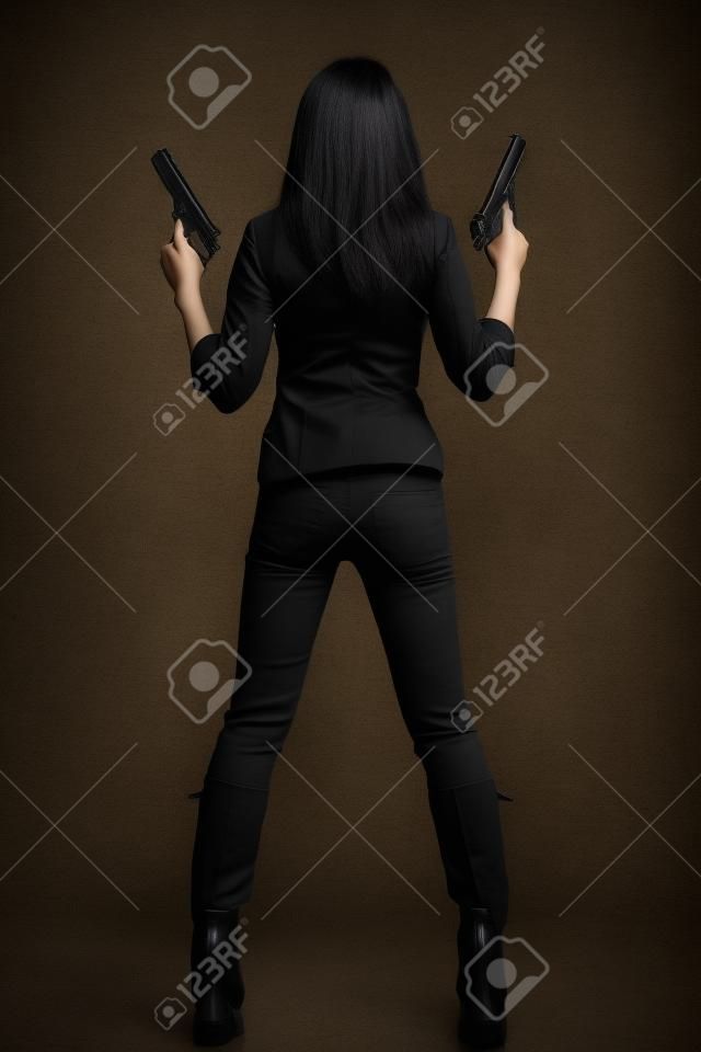 Asian kobieta z pistoletu